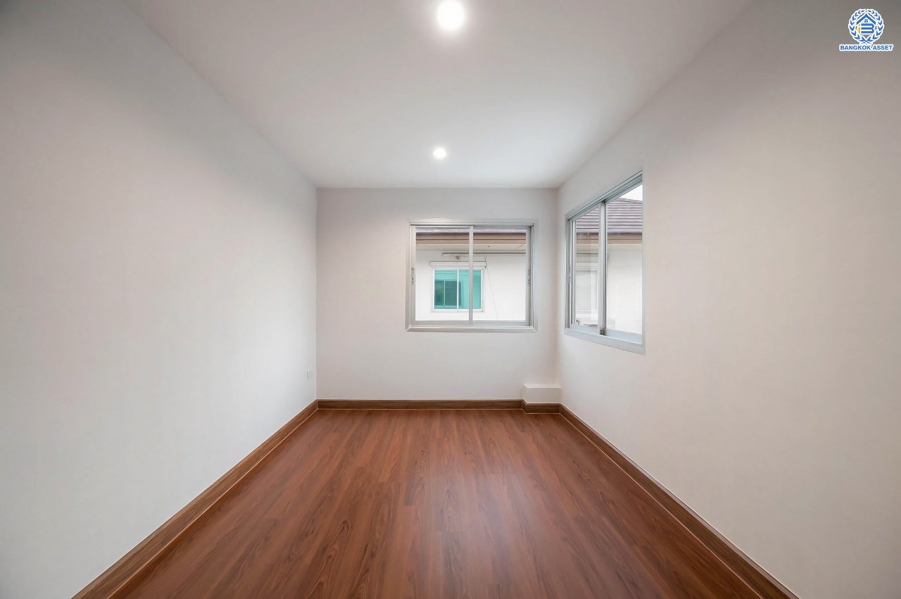 บ้านมือสองตกแต่งใหม่ โครงการ เดอะเวอรีเดียนโฮม กาญจนาภิเษก เนื้อที่กว้าง 86 ตร.ว. ฟังก์ชัน 3 ห้องนอน 3 ห้องน้ำ 1 ห้องอเนกประสงค์ 1 ห้องแม่บ้าน จอดรถได้ 4 จอด บนทำเลดี เชื่อมต่อถนนรัตนาธิเบศร์ ถนนนครอินทร์ ถนนกาญจนาภิเษก ใกล้รถไฟฟ้าสายสีม่วง "สถานีตลาดบางใหญ่" และจุดขึ้นทางด่วน "ศรีรัช"...